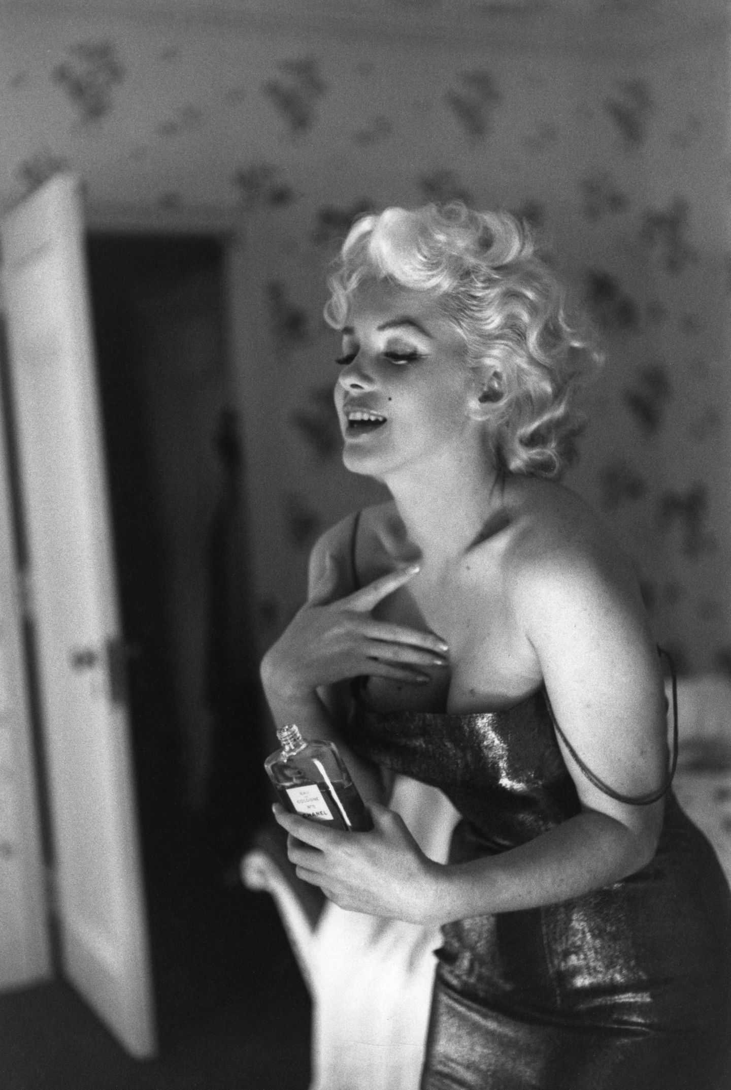 Zum Schlafen trage sie nichts außer ein paar Tropfen Chanel N° 5, sagt Marilyn Monroe 1952. Und nährt damit nicht nur den eigenen Mythos, sondern auch den des bis heute erfolgreichsten Damenduftes aller Zeiten