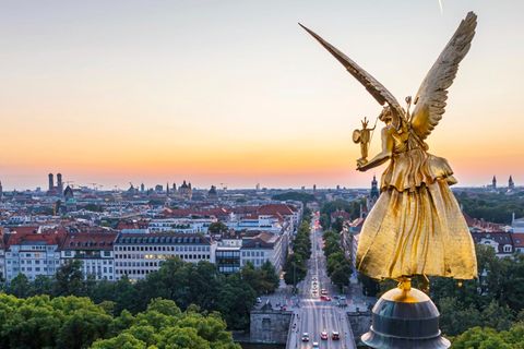 München: Der Friedensengel überblickt die Prinzregentenstraße im Bezirk Altstadt-Lehel