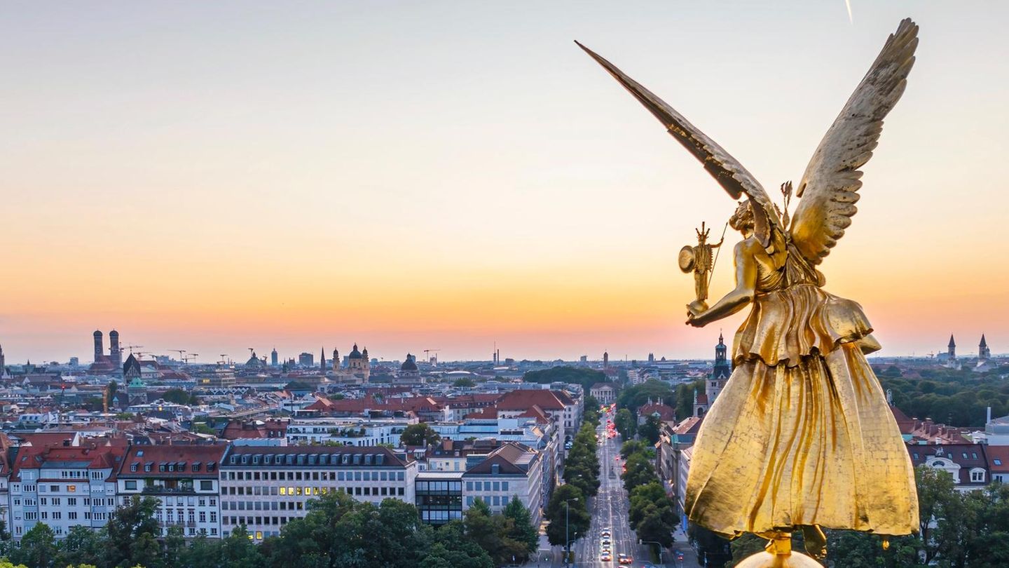 München: Der Friedensengel überblickt die Prinzregentenstraße im Bezirk Altstadt-Lehel München: Der Friedensengel überblickt die Prinzregentenstraße im Bezirk Altstadt-Lehel