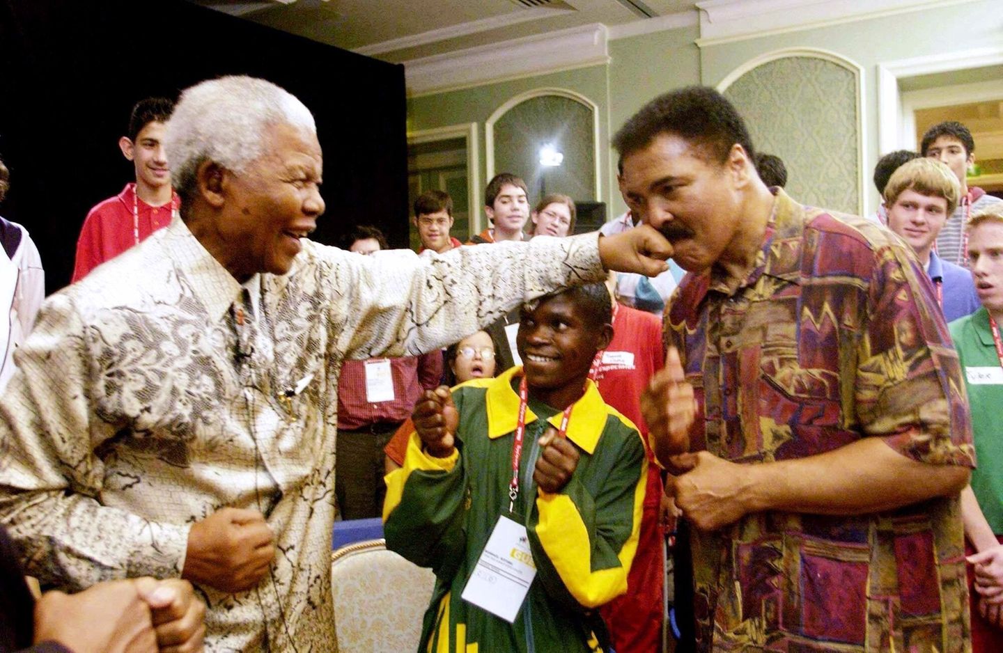 Nelson Mandela holt aus und tut so, als würde Ali eine Faust verpassen