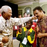 Nelson Mandela holt aus und tut so, als würde Ali eine Faust verpassen