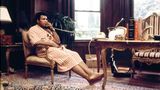 Ali 1980 zu Hause in Los Angeles am Telefon, vor ihm auf dem Tisch zwei goldene Fische
