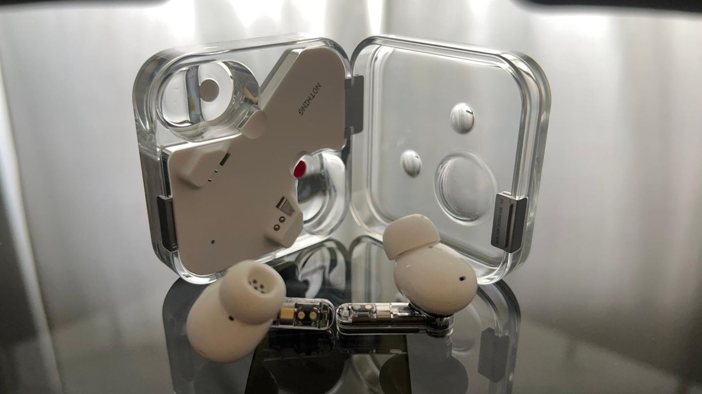 Die Nothing Ear liegen vor ihrem Ladecase