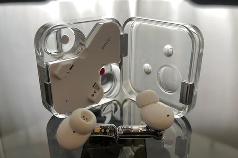 Die Nothing Ear liegen vor ihrem Ladecase