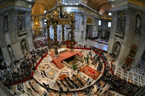 Besucherschlange im Petersdom