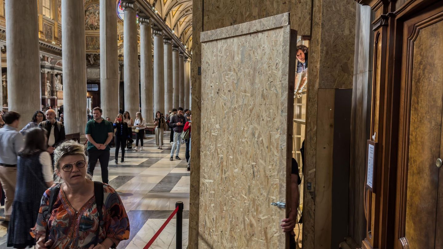Liveblog: Papa Francis'in mezarında zanaatkarlar