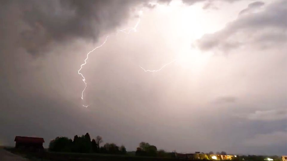 Blitze im Sekundentakt: Zeitrafferaufnahmen zeigen Superzelle über Bayern Blitze erleuchten die Himmel über Oberbayern