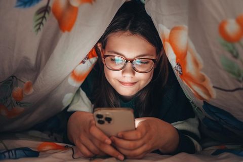 Ein Kind hält ein Smartphone in der Hand