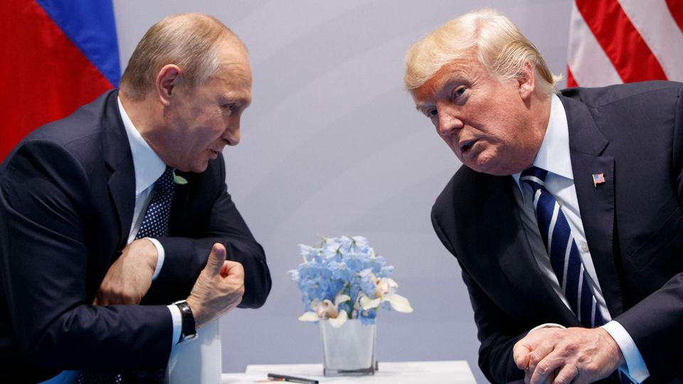 Wladimir Putin, links, und Donald Trump, rechts, stecken ihre Köpfe zusammen und tuscheln