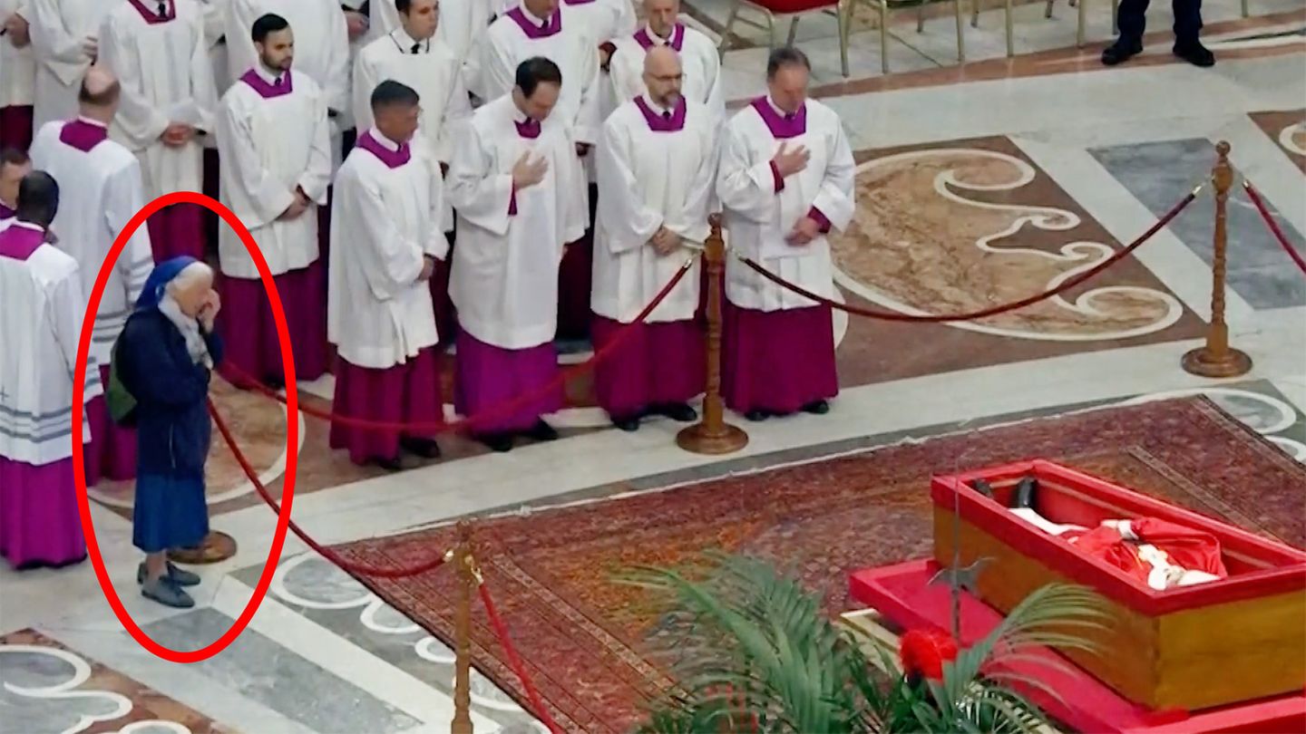 Rührende Szene im Video: Nonne bricht Protokoll und verweilt minutenlang am Sarg von Franziskus