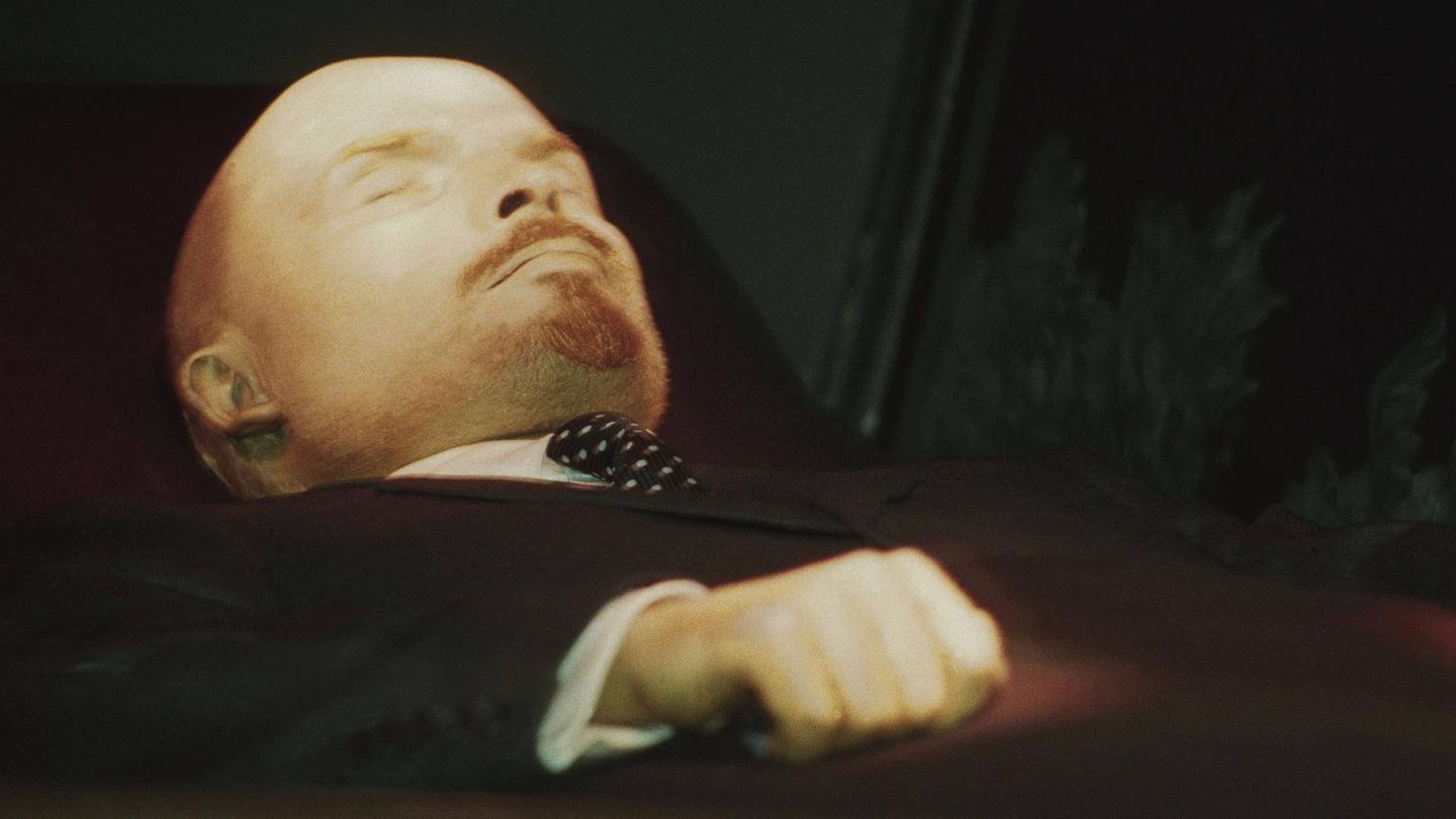 Wladimir Iljitsch Uljanow, den meisten nur als Lenin bekannt, gehört zu den wenigen Politikern, die die Weltgeschichte maßgeblich beeinflusst haben. Nach seinem Tod im Januar 1924 wurde sein Leichnam nach Moskau überführt, einbalsamiert und in einem speziellen Glasmausoleum in der Nähe des Roten Platzes beigesetzt. Dort kann er noch heute besichtigt werden. Das Lenin-Mausoleum wurde zum Vorbild für andere kommunistische Herrscher