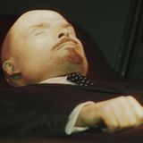 Wladimir Iljitsch Uljanow, den meisten nur als Lenin bekannt, gehört zu den wenigen Politikern, die die Weltgeschichte maßgeblich beeinflusst haben. Nach seinem Tod im Januar 1924 wurde sein Leichnam nach Moskau überführt, einbalsamiert und in einem speziellen Glasmausoleum in der Nähe des Roten Platzes beigesetzt. Dort kann er noch heute besichtigt werden. Das Lenin-Mausoleum wurde zum Vorbild für andere kommunistische Herrscher