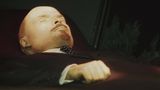 Wladimir Iljitsch Uljanow, den meisten nur als Lenin bekannt, gehört zu den wenigen Politikern, die die Weltgeschichte maßgeblich beeinflusst haben. Nach seinem Tod im Januar 1924 wurde sein Leichnam nach Moskau überführt, einbalsamiert und in einem speziellen Glasmausoleum in der Nähe des Roten Platzes beigesetzt. Dort kann er noch heute besichtigt werden. Das Lenin-Mausoleum wurde zum Vorbild für andere kommunistische Herrscher
