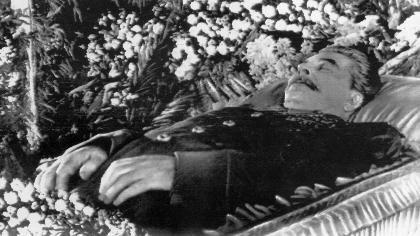 Nach seinem Tod im Jahr 1953 wurde Stalin für einige Jahre "Zimmergenosse" von Lenin und ebenfalls in dessen Mausoleum aufgebahrt. Im Zuge der Entstalinisierung wurde sein einbalsamierter Leichnam 1961 aus dem Mausoleum entfernt und in der Nekropole an der Kremlmauer beigesetzt