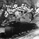 Nach seinem Tod im Jahr 1953 wurde Stalin für einige Jahre "Zimmergenosse" von Lenin und ebenfalls in dessen Mausoleum aufgebahrt. Im Zuge der Entstalinisierung wurde sein einbalsamierter Leichnam 1961 aus dem Mausoleum entfernt und in der Nekropole an der Kremlmauer beigesetzt