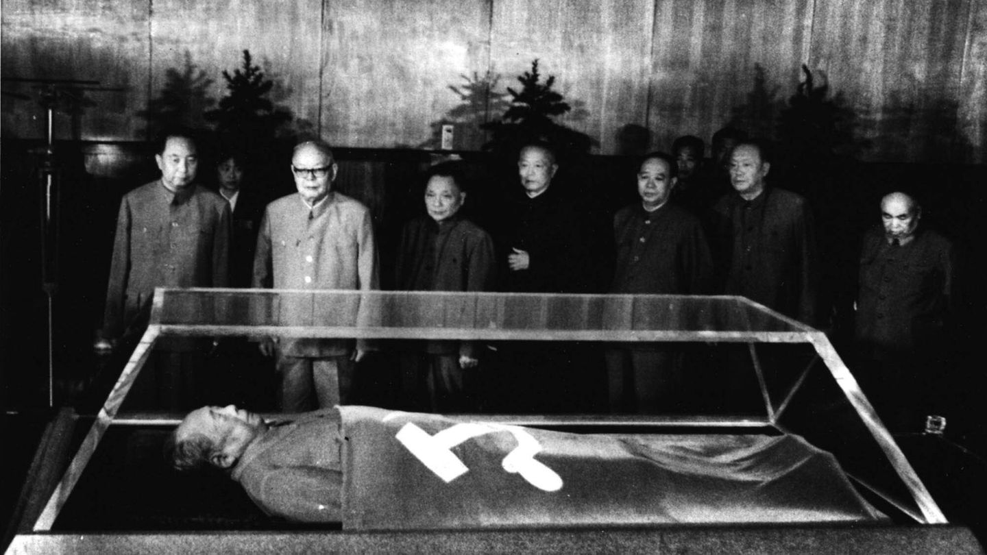 Neben Lenin und Stalin zählt Mao Zedong, Gründer der Volksrepublik China, zu den einflussreichsten und mächtigsten Persönlichkeiten des 20. Jahrhunderts. Nach seinem Tod 1976 zogen mehr als eine Million Menschen an Maos Leichnam vorbei. Anschließend wurde er einbalsamiert und in einem gläsernen Sarg in einem Mausoleum auf dem Tiananmen-Platz in Peking aufgebahrt, wo er bis heute besichtigt werden kann