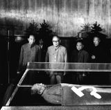 Neben Lenin und Stalin zählt Mao Zedong, Gründer der Volksrepublik China, zu den einflussreichsten und mächtigsten Persönlichkeiten des 20. Jahrhunderts. Nach seinem Tod 1976 zogen mehr als eine Million Menschen an Maos Leichnam vorbei. Anschließend wurde er einbalsamiert und in einem gläsernen Sarg in einem Mausoleum auf dem Tiananmen-Platz in Peking aufgebahrt, wo er bis heute besichtigt werden kann