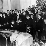 Sie ist die einzige Frau und das einzige Nicht-Staatsoberhaupt in dieser Fotostrecke. Obwohl María Eva Duarte de Perón, wie sie mit vollem Namen hieß, nie ein Regierungsamt bekleidete, war die argentinische Politikerin und Mitgründerin der peronistischen Frauenpartei eine der treibenden Kräfte hinter der Einführung des Frauenwahlrechts. Die First Lady von Präsident Juan Perón, genannt Evita, starb im Alter von nur 33 Jahren an Krebs. Ihr einbalsamierter Leichnam wurde zwei Jahre lang aufgebahrt, dann gestohlen und heimlich in Italien bestattet. Erst 16 Jahre später wurden Peróns sterbliche Überreste exhumiert und zurück nach Argentinien gebracht. Heute befinden sie sich in der Familiengruft der Duartes auf dem Friedhof Recoleta