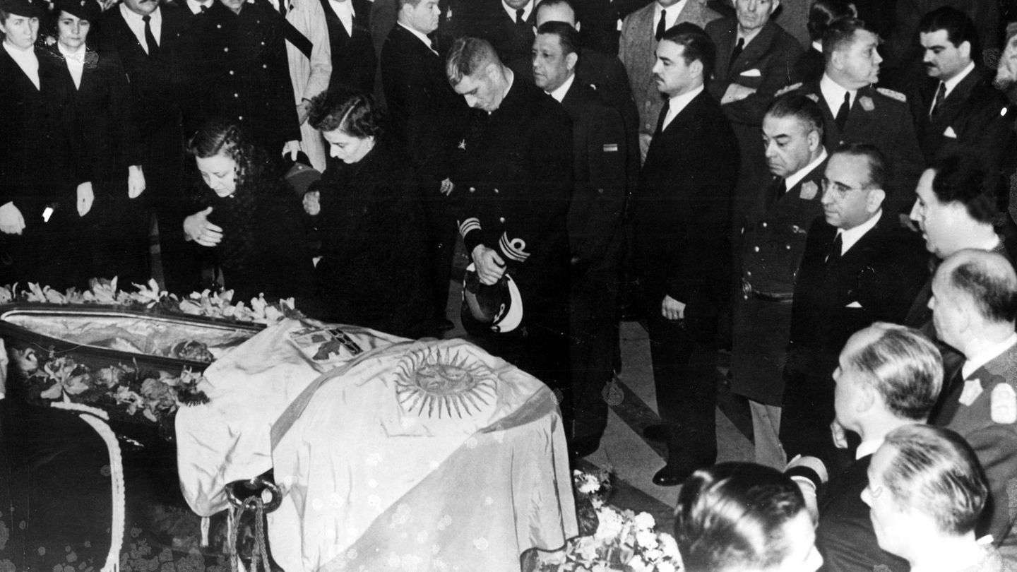 Sie ist die einzige Frau und das einzige Nicht-Staatsoberhaupt in dieser Fotostrecke. Obwohl María Eva Duarte de Perón, wie sie mit vollem Namen hieß, nie ein Regierungsamt bekleidete, war die argentinische Politikerin und Mitgründerin der peronistischen Frauenpartei eine der treibenden Kräfte hinter der Einführung des Frauenwahlrechts. Die First Lady von Präsident Juan Perón, genannt Evita, starb im Alter von nur 33 Jahren an Krebs. Ihr einbalsamierter Leichnam wurde zwei Jahre lang aufgebahrt, dann gestohlen und heimlich in Italien bestattet. Erst 16 Jahre später wurden Peróns sterbliche Überreste exhumiert und zurück nach Argentinien gebracht. Heute befinden sie sich in der Familiengruft der Duartes auf dem Friedhof Recoleta