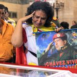 Anhänger des 2013 verstorbenen venezolanischen Präsidenten Hugo Chávez erweisen dem Machthaber am gläsernen Sarg die letzte Ehre. Chávez' Nachfolger Nicolás Maduro hatte bestimmt, der Leichnam solle in einem gläsernen Sarg in einem umgebauten Revolutionsmuseum in der Nähe des Präsidentenpalastes aufgebahrt werden. Damit trete Chávez in die Fußstapfen anderer einbalsamierter Staatsmänner wie Ho Chi Minh, Lenin und Mao Zedong. Chávez gehöre seinem Volk und werde konserviert, damit "sein Volk ihn immer haben wird", sagte Maduro damals nach Angaben des britischen Senders BBC