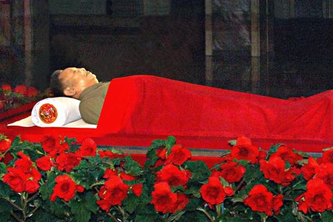 Wie der Vater, so der Sohn: Der Diktator, der von 1994 bis 2011 in Nordkorea herrschte, wurde wie sein 1994 verstorbener Vater Kim Il-Sung im Kumsusan-Palast der Sonne in einer Glasvitrine aufgebahrt. Besucher des Mausoleums können dort aber nicht nur um Kim Il-Sung und dessen Sohn trauern, sondern auch persönliche Gegenstände Kim Jong-Ils betrachten. So wird der Personenkult weiter am Leben gehalten