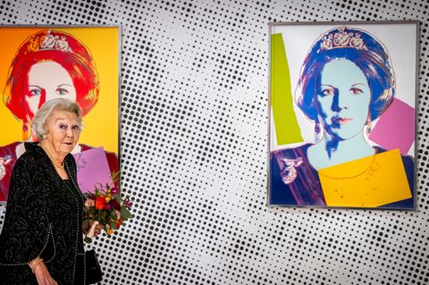 Königin Beatrix vor den Werken: Andy Warhol fertigte serienweise Siebdrucke von Königin Beatrix an
