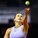 Die Weißrussin ist im Moment die Königin des Welt-Tennis. Sie führt mit großem Vorsprung die Weltrangliste an und dominiert die Tour, auch wenn sie wegen der belarussischen Unterstützung Russlands im Ukraine-Krieg nicht unter ihrer Landesfahne antreten darf. Die 26-Jährige unterstützt die Forderung nach einem höheren Preisgeld: "Ich würde sagen, dass wir definitiv einen höheren Prozentsatz verdienen", sagte sie