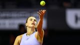 Die Weißrussin ist im Moment die Königin des Welt-Tennis. Sie führt mit großem Vorsprung die Weltrangliste an und dominiert die Tour, auch wenn sie wegen der belarussischen Unterstützung Russlands im Ukraine-Krieg nicht unter ihrer Landesfahne antreten darf. Die 26-Jährige unterstützt die Forderung nach einem höheren Preisgeld: "Ich würde sagen, dass wir definitiv einen höheren Prozentsatz verdienen", sagte sie