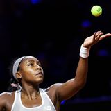 Die US-Amerikanerin, 21 Jahre alt, kassierte im vergangenen Jahr eine ordentliche Summe an Preisgeldern. Insgesamt gilt Cori Dionne Gauff im Moment als am besten verdienende Athletin der Welt, weil sie zusätzlich sehr hohe Einnahmen aus Sponsoring und Werbung erzielt. In der Weltrangliste steht sie auf Rang vier