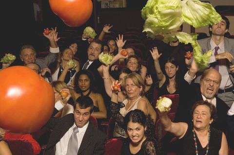 Veganer gegen Fleischesser. Theaterpublikum wirft Gemüse auf die Bühne