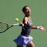 Die junge Chinesin hat noch kein Grand-Slam-Turnier gewonnen, dafür aber die olympische Goldmedaille. Sie steht in der Weltrangliste auf Platz acht, in der Preisgeld-Tabelle für 2024 auf Rang fünf