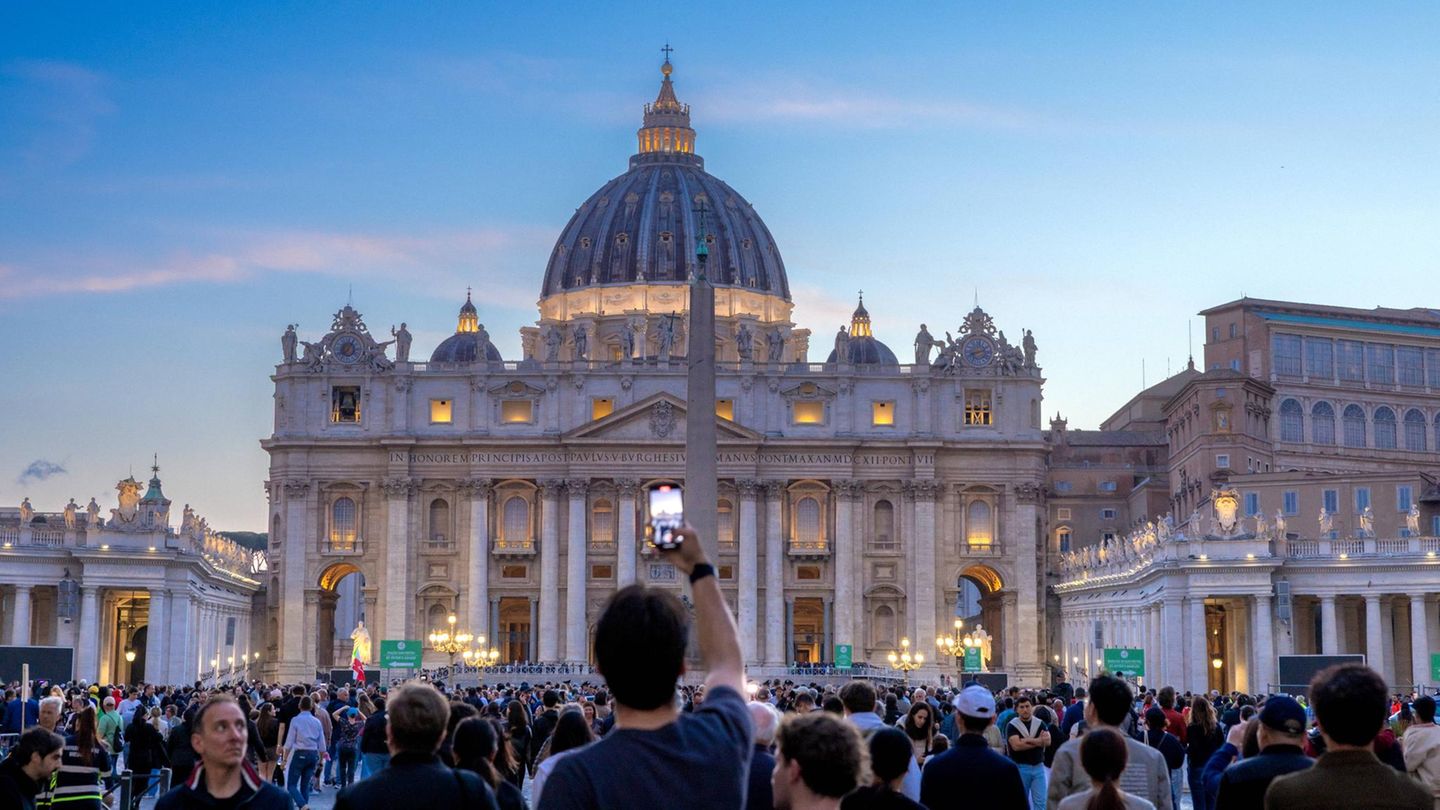 Petersdom im Vatikan: Die katholischen Gläubigen trauern um Papst Franziskus – und sind gespannt auf seinen Nachfolger