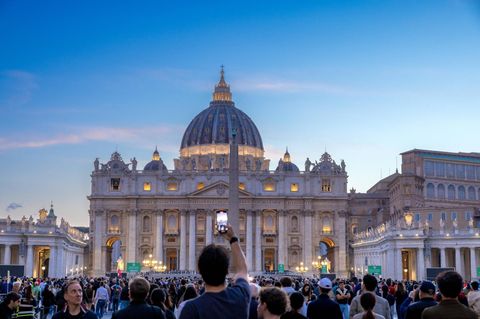 Petersdom im Vatikan: Die katholischen Gläubigen trauern um Papst Franziskus – und sind gespannt auf seinen Nachfolger