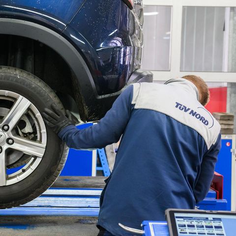 Bei der Hauptuntersuchung beim TÜV wird das Auto durchgecheckt