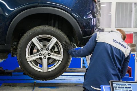 Bei der Hauptuntersuchung beim TÜV wird das Auto durchgecheckt