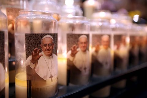 Kerzen mit dem Bild von Papst Franziskus