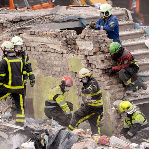 After severe attacks on Ukraine's capital Kyiv, rescue workers are looking for survivors