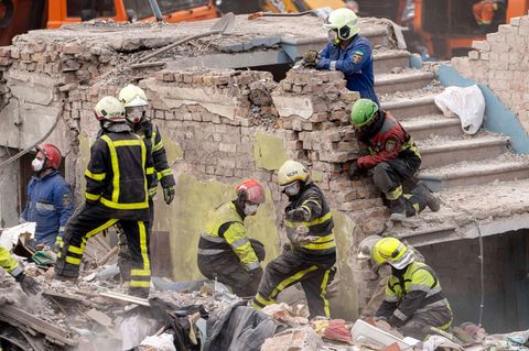 Nach schweren Angriffen auf Ukraines Hauptstadt Kiew suchen Rettungskräfte nach Überlebenden