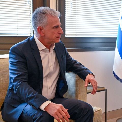 Mossad-Direktor David Barnea spricht im Mossad-Hauptquartier mit Israels Ministerpräsident Benjamin Netanjahu
