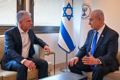 Mossad-Direktor David Barnea spricht im Mossad-Hauptquartier mit Israels Ministerpräsident Benjamin Netanjahu