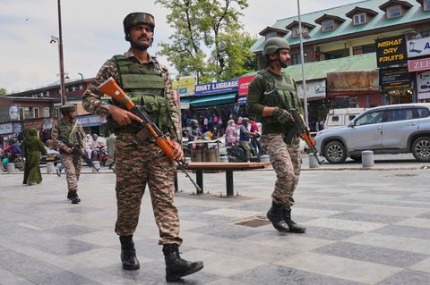 Indische Soldaten patrouillieren auf einem Markt in Srinagar im indisch kontrollierten Kaschmir