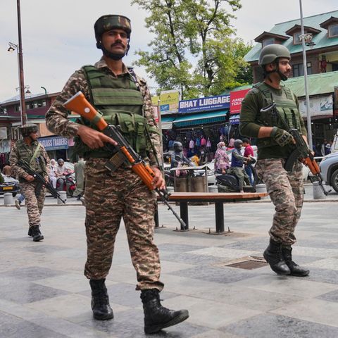 Indische Soldaten patrouillieren auf einem Markt in Srinagar im indisch kontrollierten Kaschmir