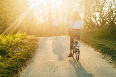 Bewegung: Zwei Fahrradfahrer fahren in den Sonnenuntergang