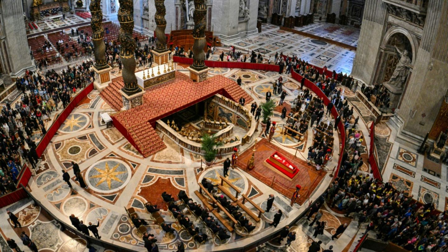 Besucher nehmen im Petersdom Abschied von Papst Franziskus