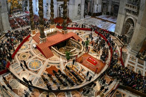 Besucher nehmen im Petersdom Abschied von Papst Franziskus