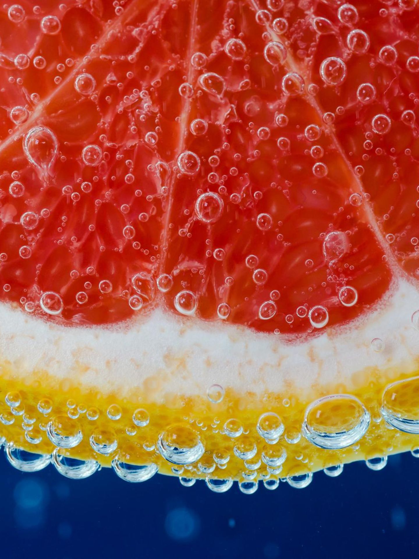 Testosteron: Detail einer Grapefruit unter Wasser