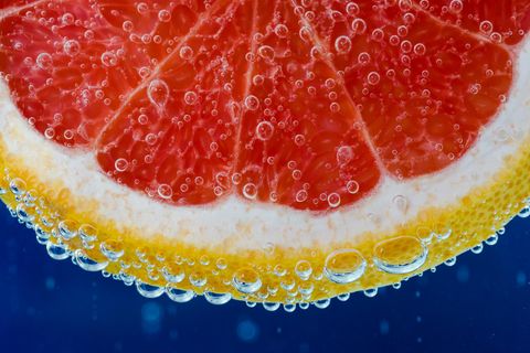 Testosteron: Detail einer Grapefruit unter Wasser
