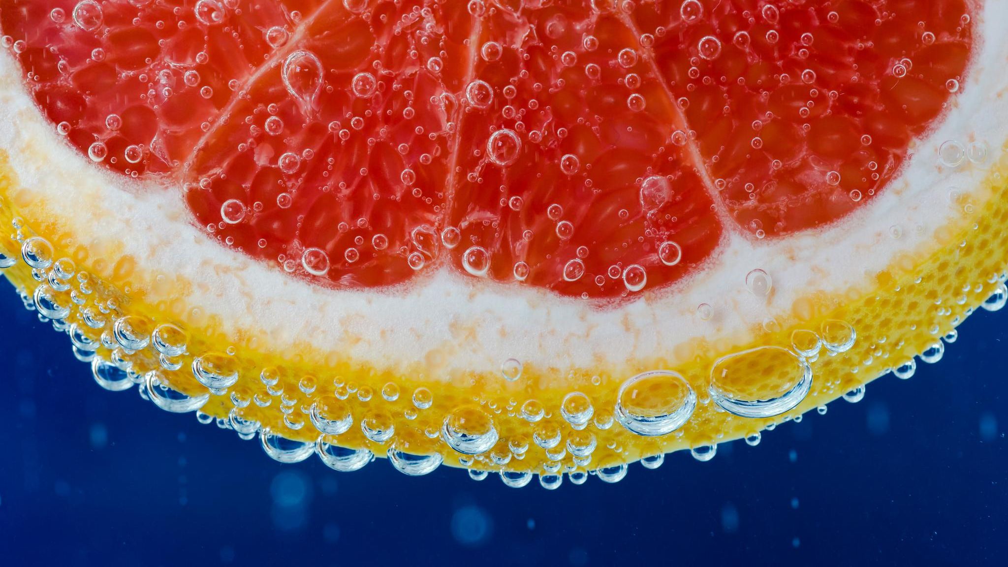 Testosteron: Detail einer Grapefruit unter Wasser