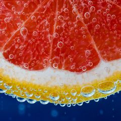 Testosteron: Detail einer Grapefruit unter Wasser