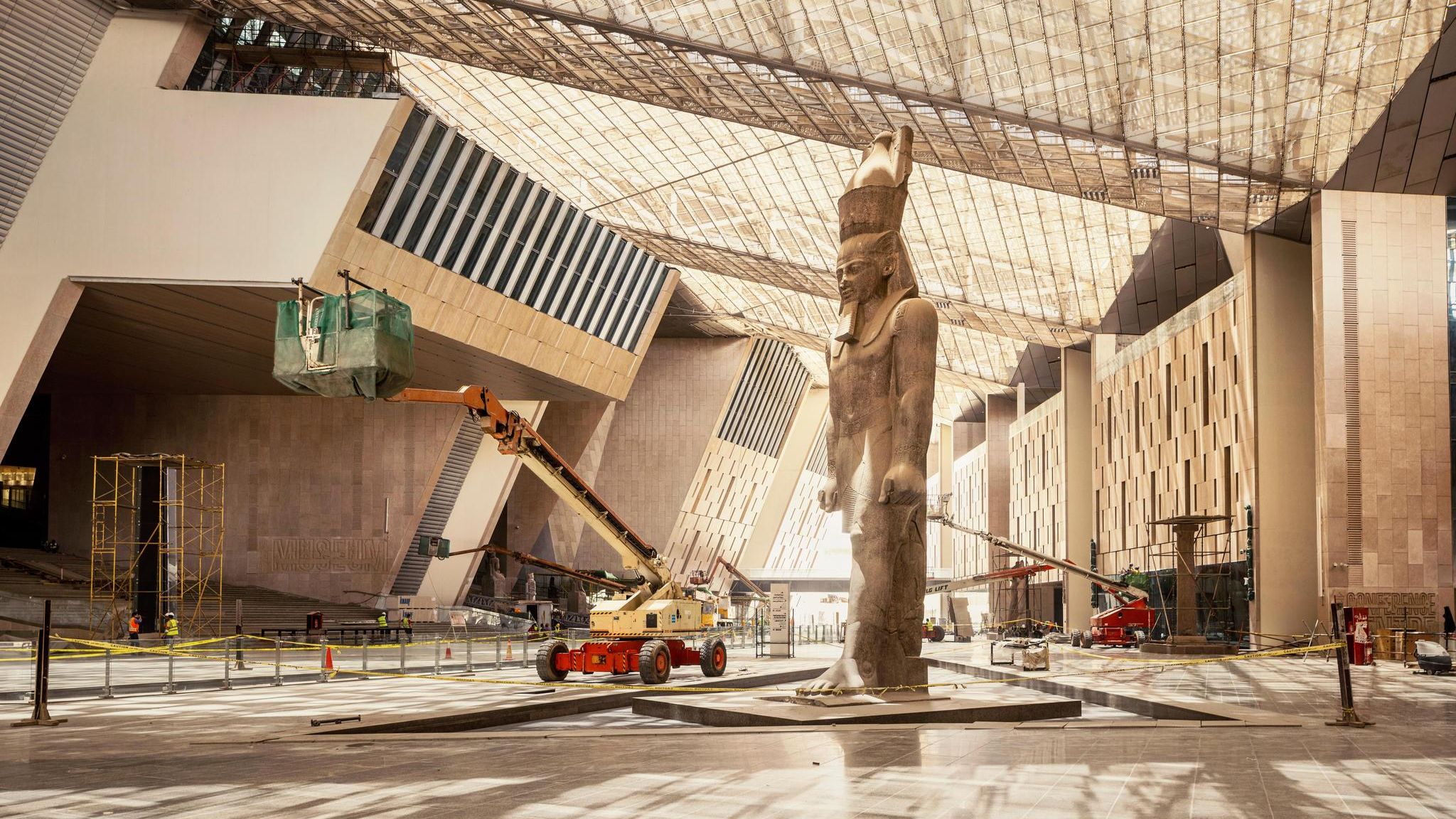Tutanchamun: Arbeiten im Atrium des Museums